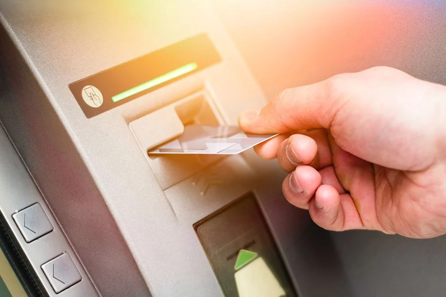 Geld am Bankautomat abheben